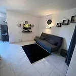 Magnifique Studio Renove En Plein Centre Ville.