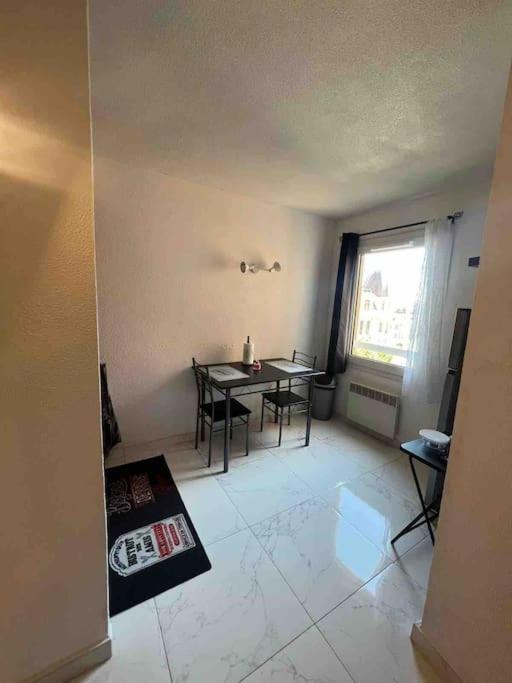 Magnifique Studio Renove En Plein Centre Ville. *